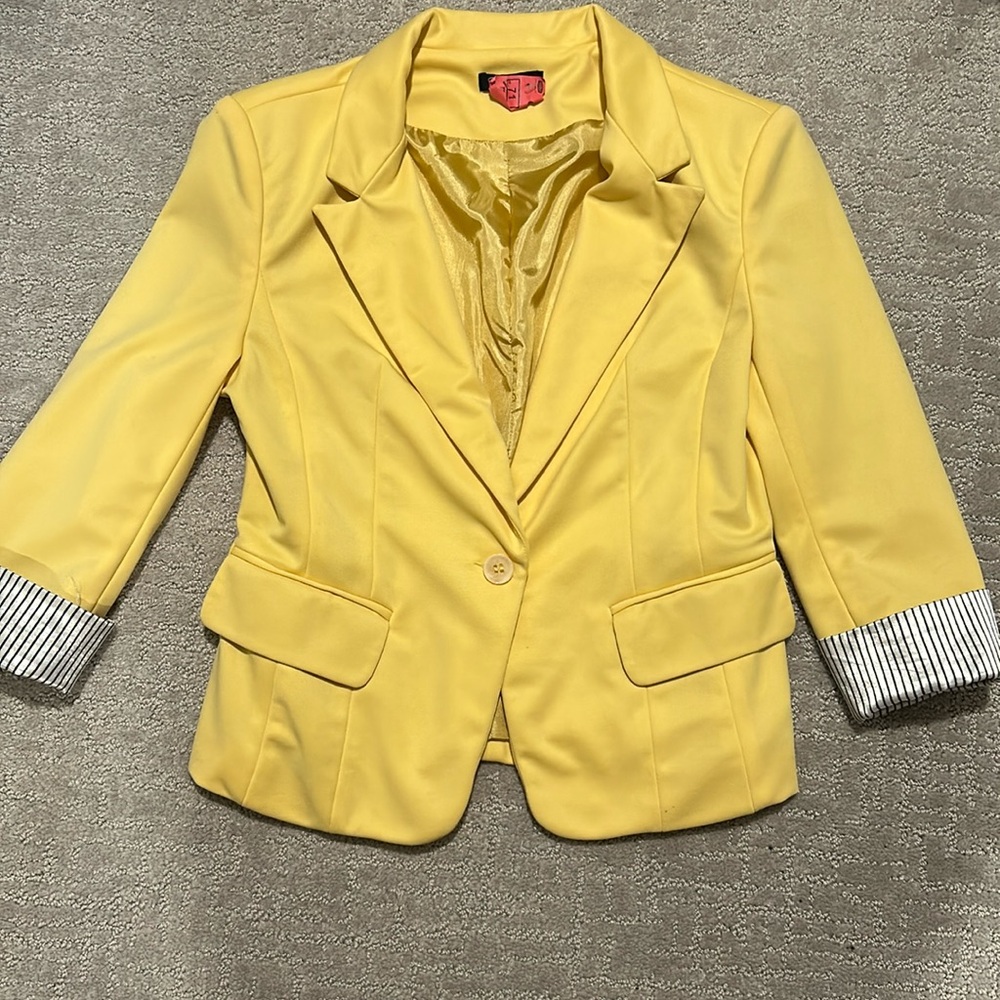 Cuffed sleeve blazer!!